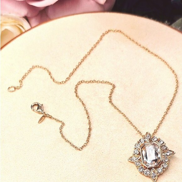 🔥$5/$25 SAQ Avon Glass Stones Crystal Necklace Gold Tone - Picture 1 of 10